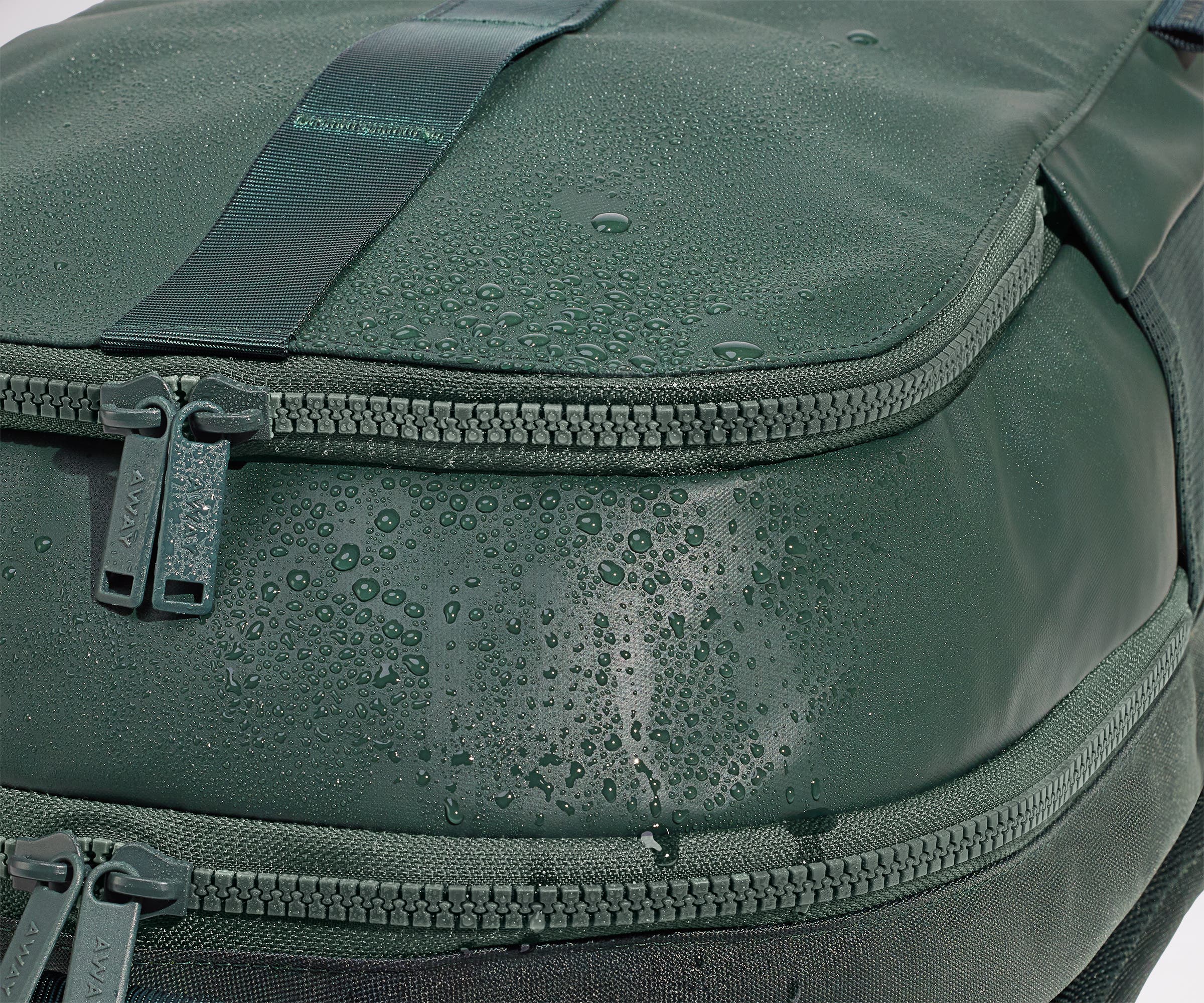PDP_OutdoorBackpack26L_CoreGreen_WaterMaterial.jpg