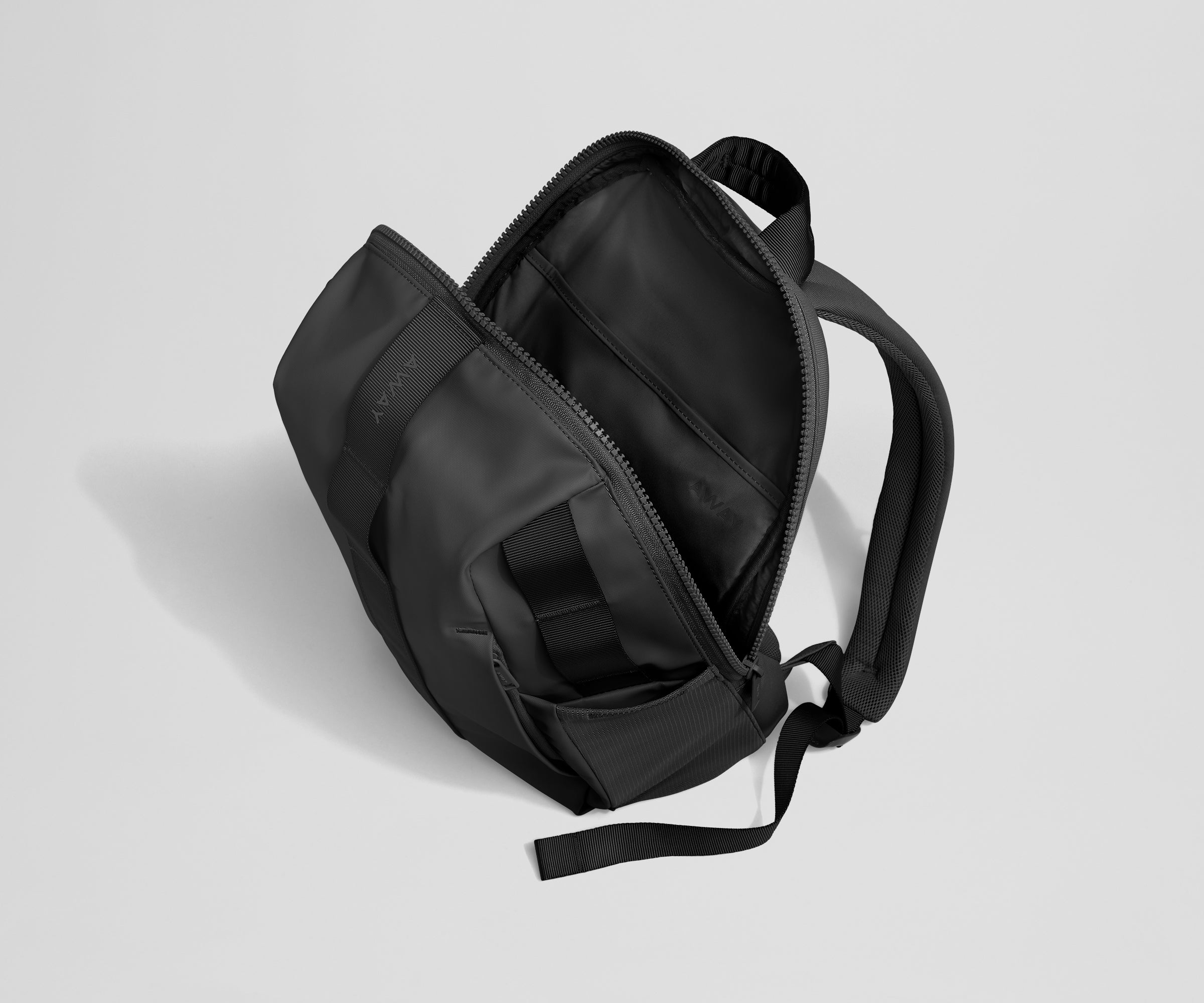 PDP_Outdoor_Daypack_20L_Black_04_9265b550-bb0f-479a-89ec-4e2581a45878.jpg