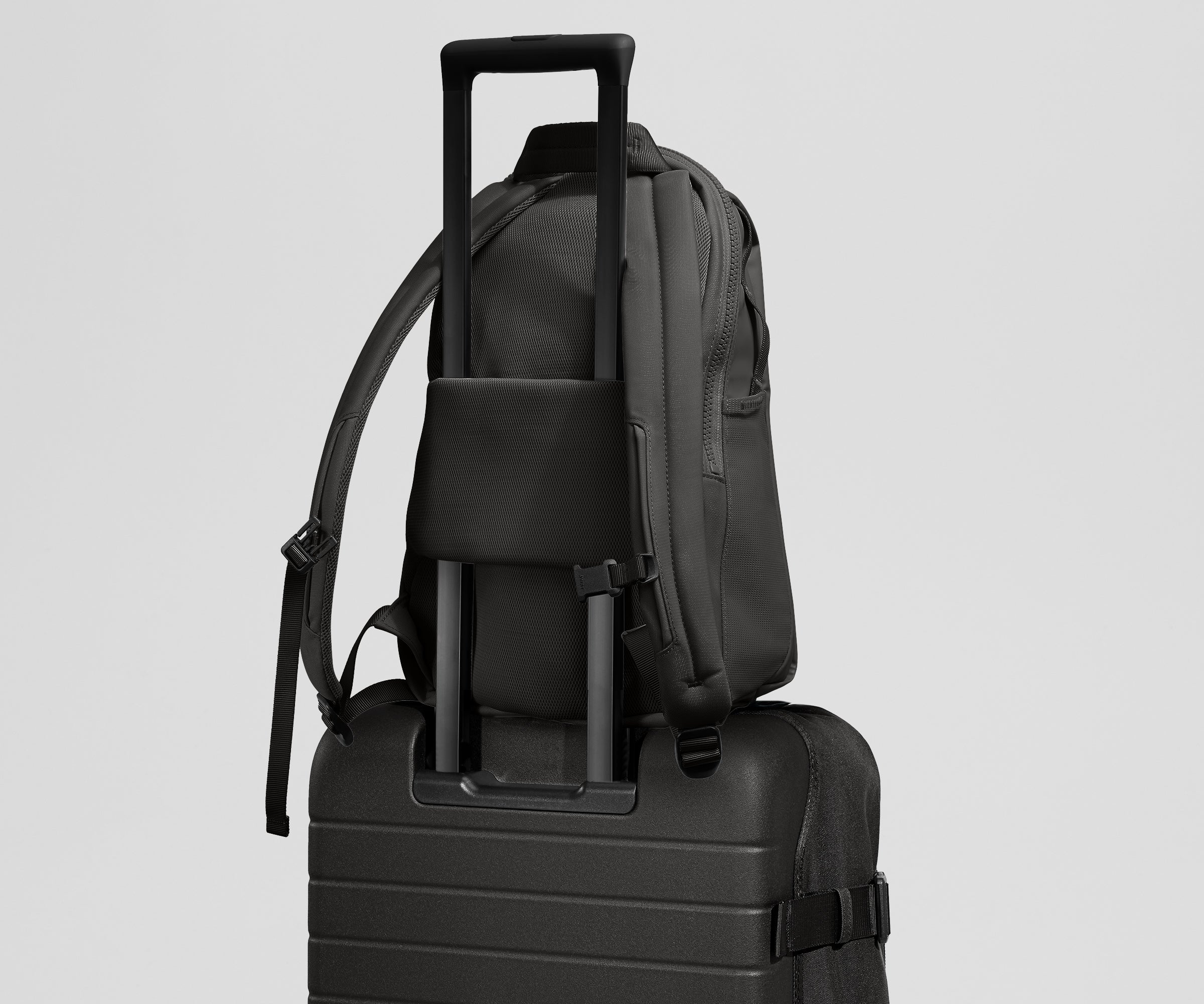 PDP_Outdoor_Daypack_20L_Black_07_3943a260-6d97-4a3a-8111-3fdf3bc5b88b.jpg