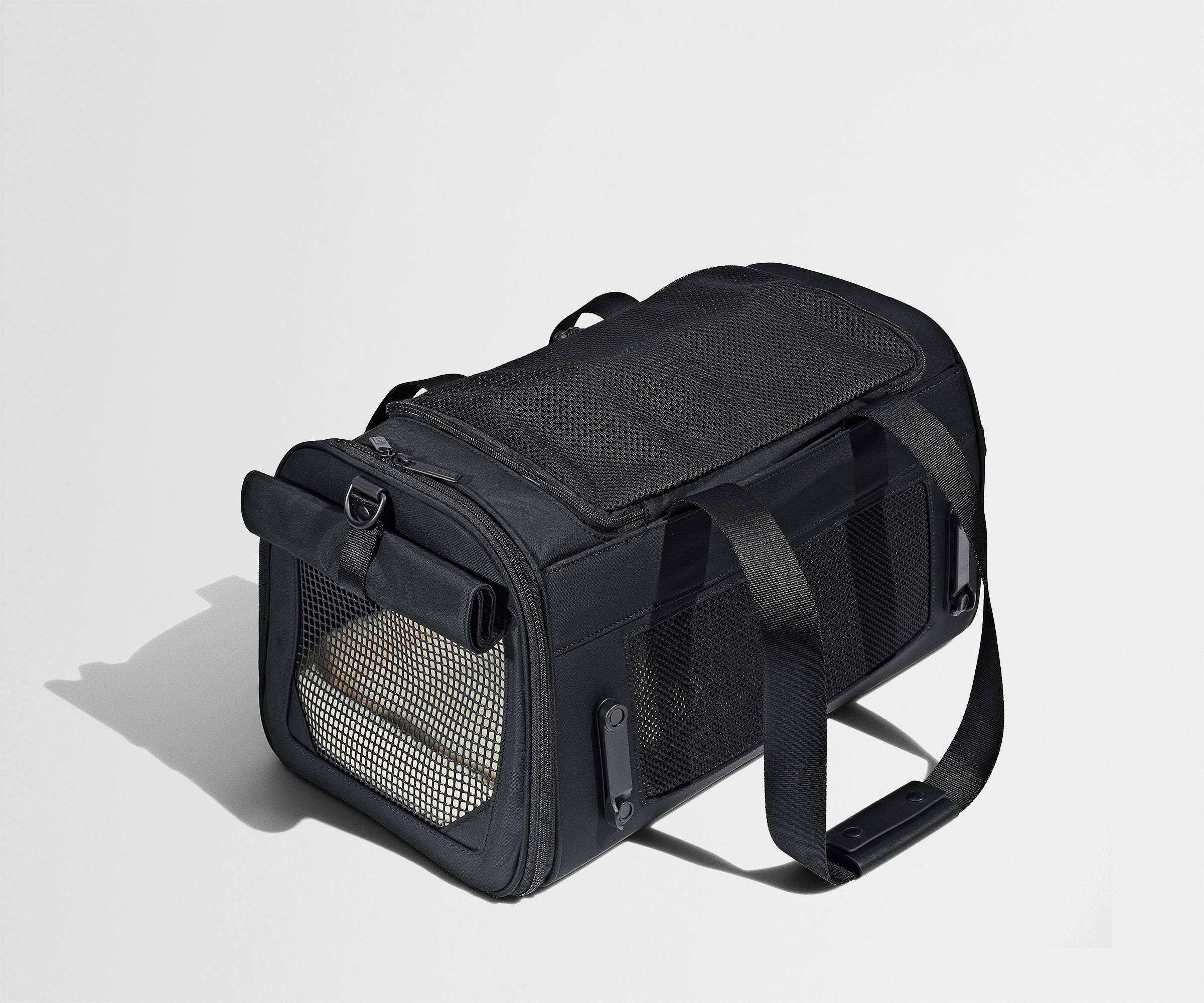 PDP_PetCarrier_Black_07_859d3d55-82d2-4150-b05b-fe20946c3ab3.jpg