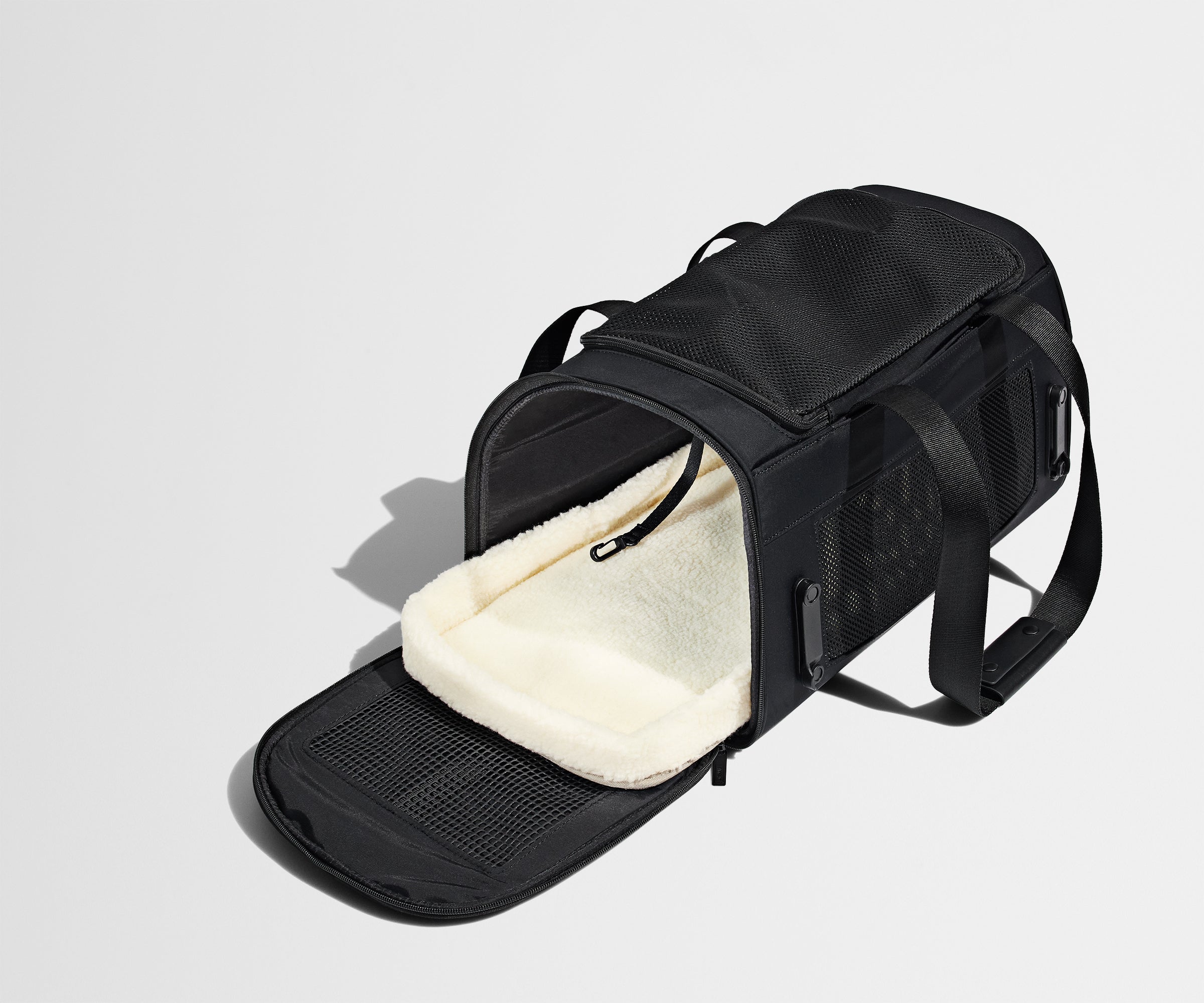 PDP_PetCarrier_Black_09_e2476a83-3779-41b0-9530-2c665c352cf7.jpg