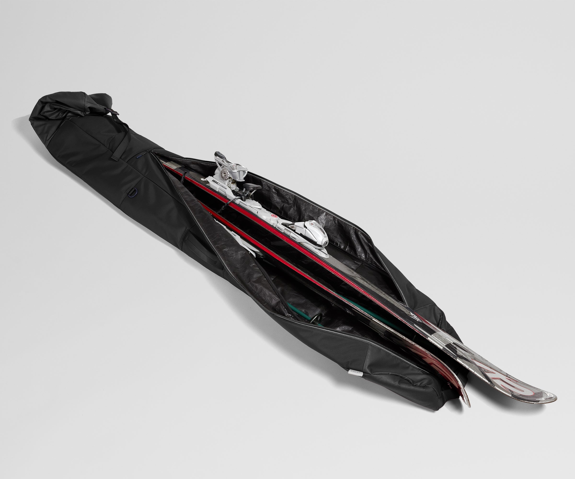 PDP_SkiBag_Black_03_c7be0361-0148-41e3-b1da-615a9c6385e7.jpg