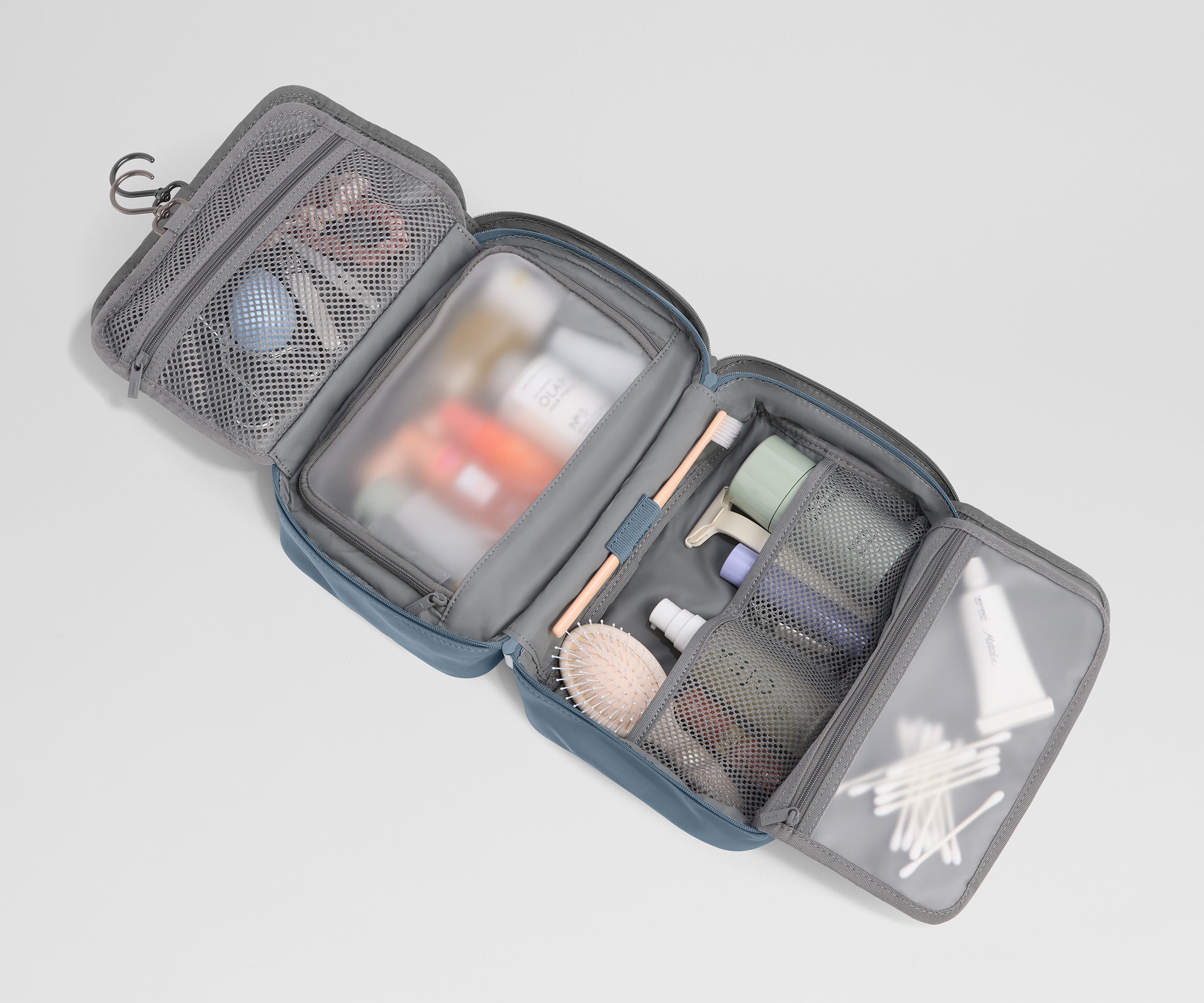 PDP_ToiletryBag_Hanging_Coast_02_cc121777-54b6-43b7-95af-009a15abeed7.jpg